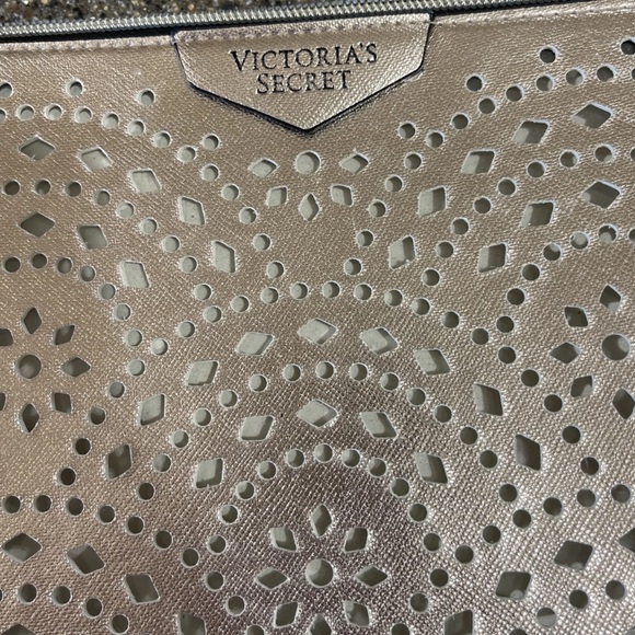 NWT Victoria’s Secret Rose Gold Laser Cut Wristlet Pouch Clutch Bag - Picture 3 of 12